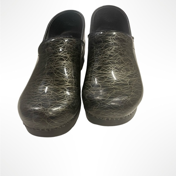 Dansko Women's Black and silver Clogs UK size 39, US sizes 8.5-9 - Picture 2 of 6